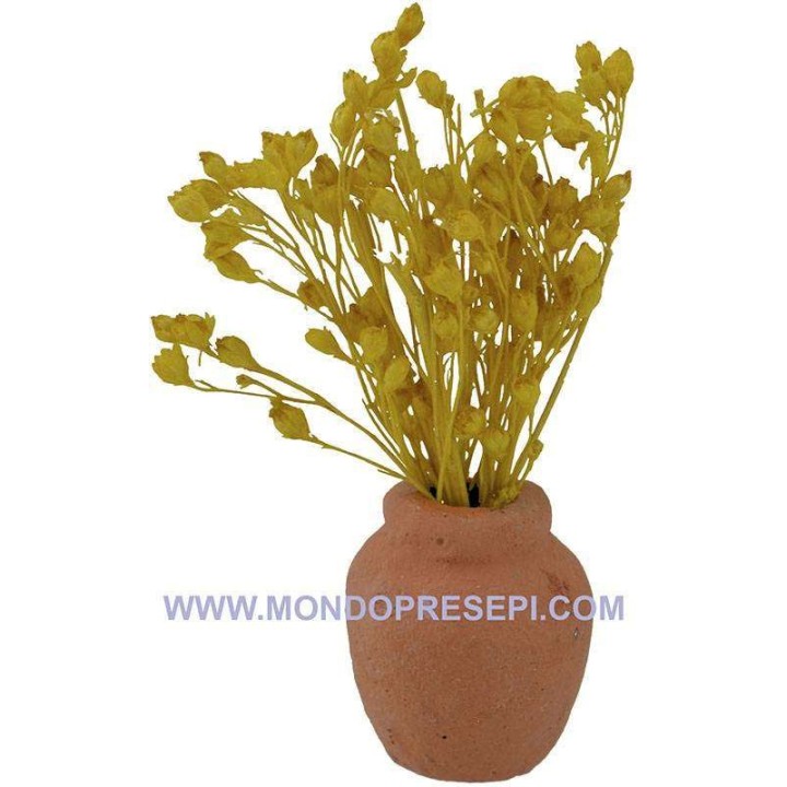 Jarrón de terracota con flores amarillas
